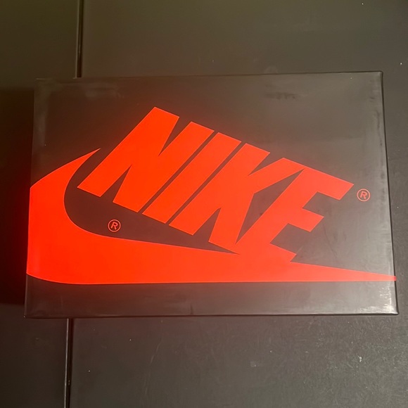 BRAND NEW MENS RETRO JORDAN 1s SIZE 7Y NWT - Picture 2 of 12